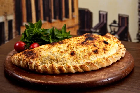 Imagem ilustrativa de calzone Frango e Requeijão