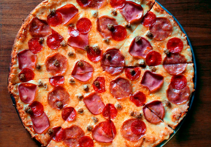 Pizza com uma combinação generosa de ingredientes